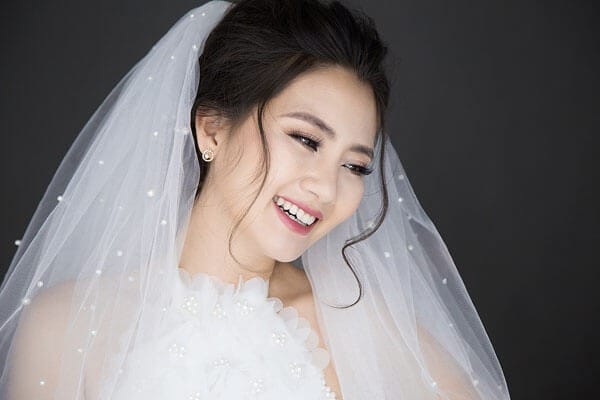 6 Cách trang điểm cô dâu mặt mụn trong ngày cưới - 36 6 Cách trang điểm cô dâu mặt mụn trong ngày cưới - 35