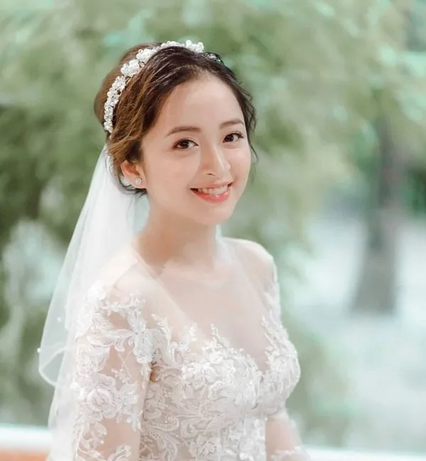 Top 10 Kiểu Tóc Cô Dâu Mặt Tròn Siêu Hot Gần Đây - 24