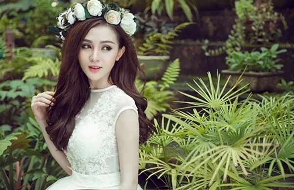 Top 10 Kiểu Tóc Cô Dâu Mặt Tròn Siêu Hot Gần Đây - 37