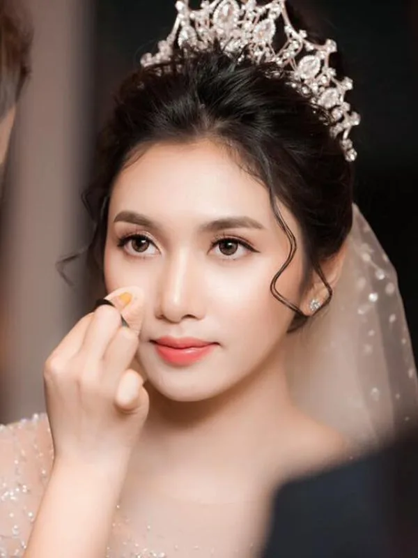 6 Kiểu Tóc Cho Cô Dâu Mặt Gầy Tỏa Sáng - 21